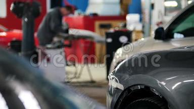 汽车维修中的机械人员，汽车修理细节，离焦背景